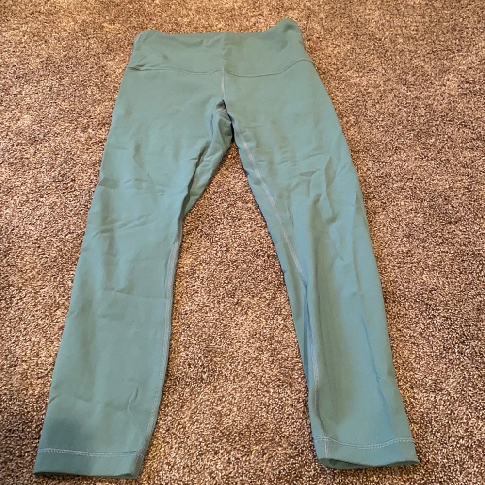 Lululemon Wunder under High Rise 21in SZ 6 like new!